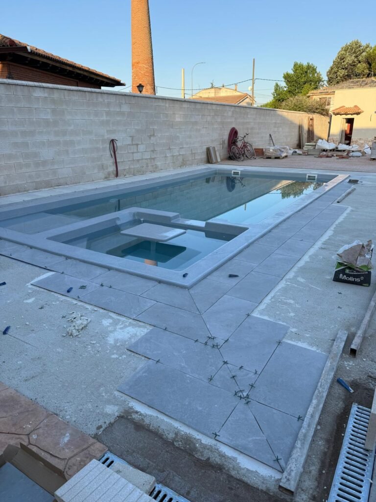 Construcción de piscina en proceso