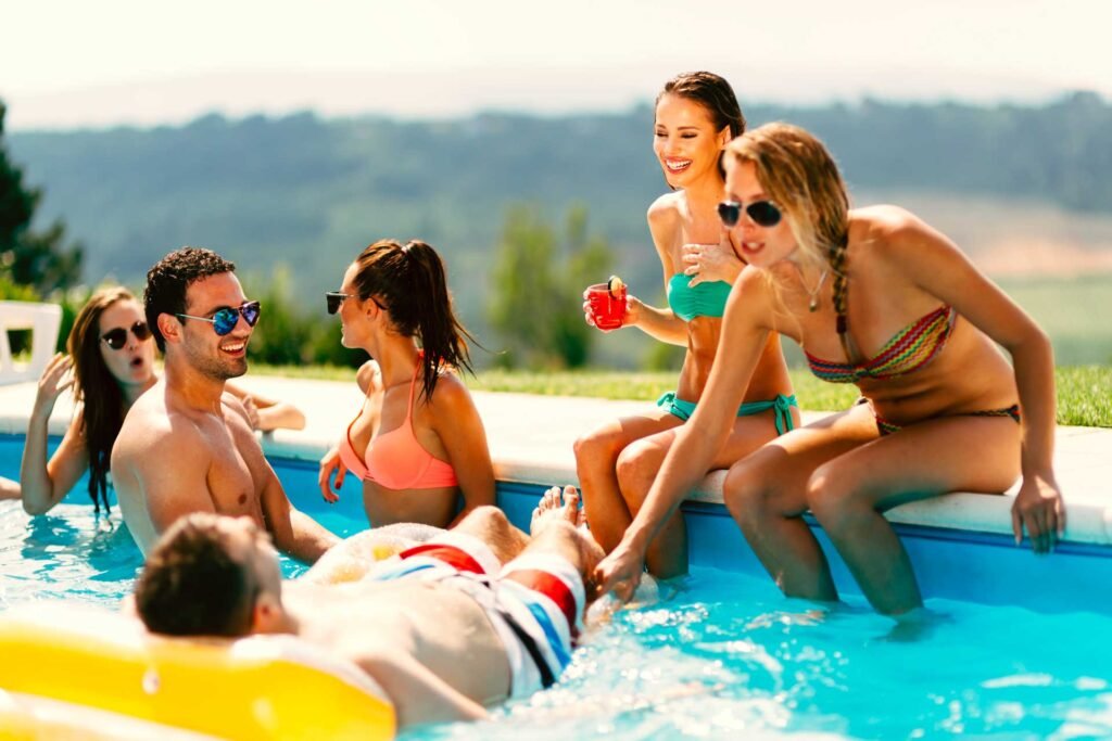 Amigos disfrutando vacaciones en pileta