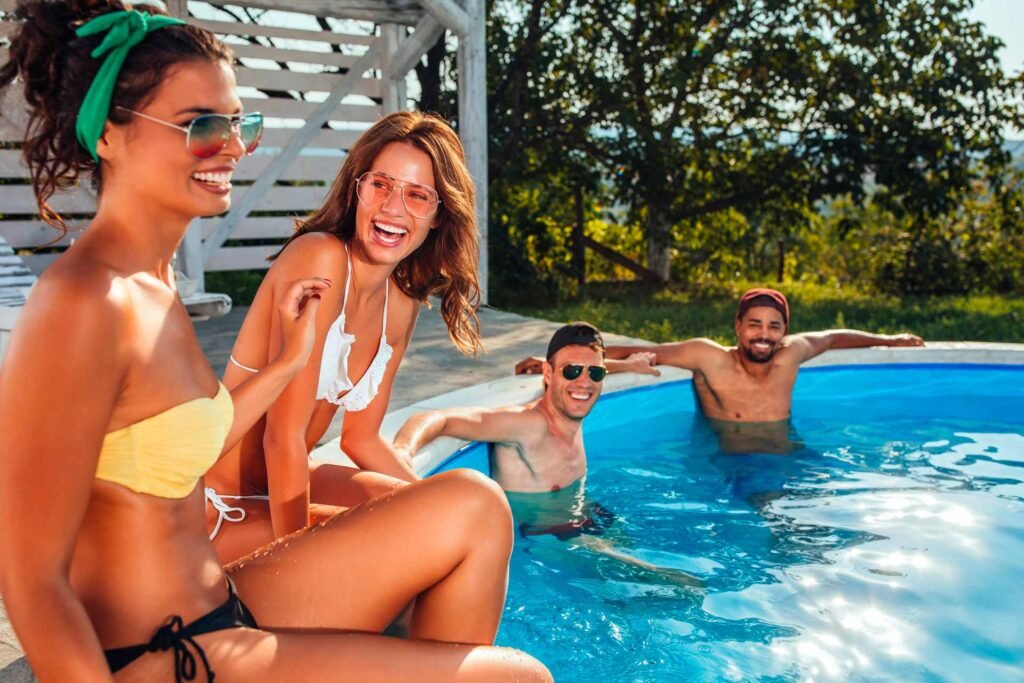 Amigos sonriendo en pileta