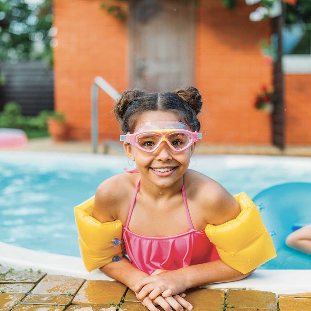 Niña divirtiéndose en pileta