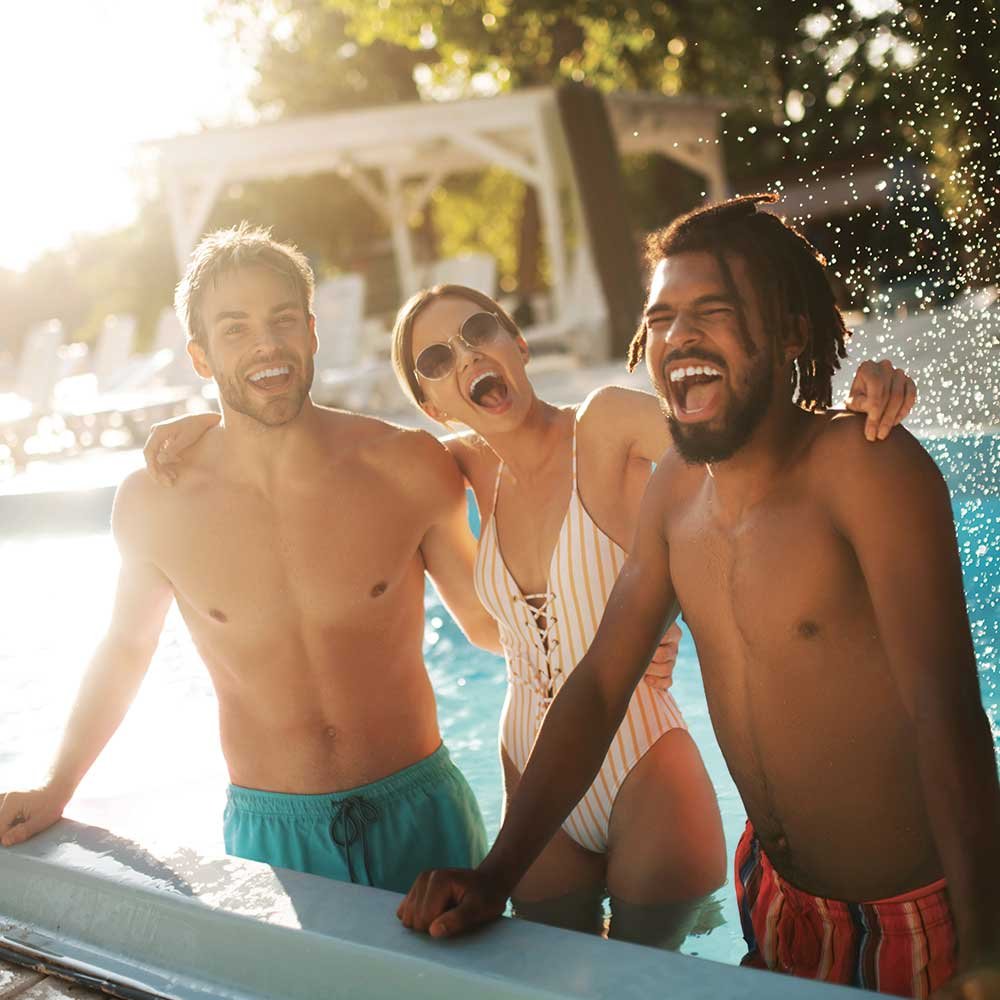 Amigos divirtiéndose en pileta